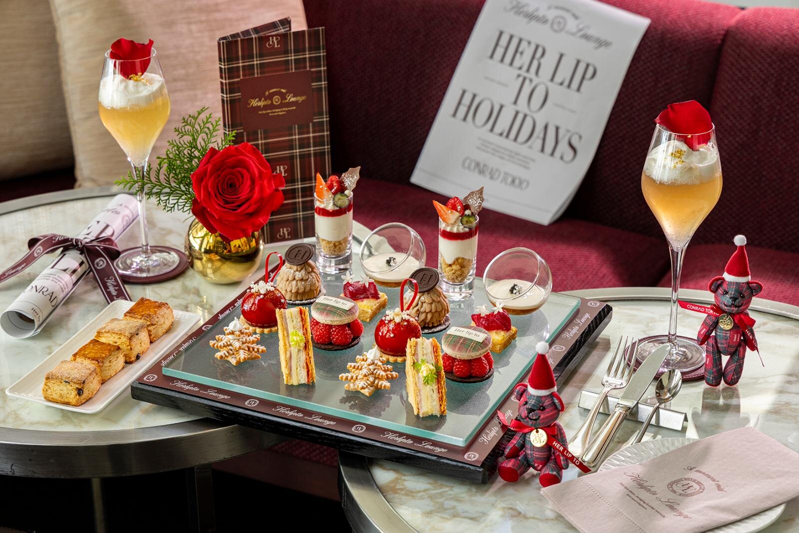 「フェスティブアフタヌーンティ」スタンダードアフタヌーンティー 8,800円、コラボレーション限定コンラッド・ベア付き スタンダードアフタヌーンティー 9,900円