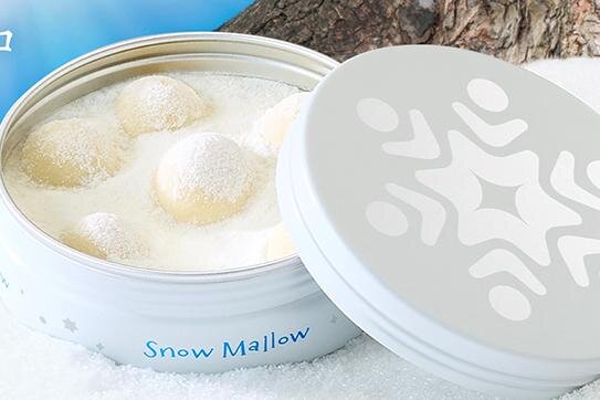 ショコラ×マシュマロのカンロ新作スイーツ「スノーマロウ」粉雪ショコラに埋もれる“とろける雪玉”