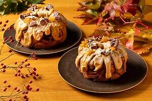 エースホテル京都25年クリスマス、“濃厚キャラメルバタークリーム”のシナモンロール＆クッキー缶