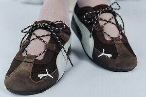 プーマのスナイデル限定「スピードキャット GO」スニーカー、“ブラウン×ライトブルー”カラー