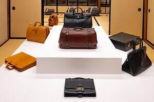 吉田カバン創業90年を辿る展覧会が東京で、創業者娘によるバッグ手縫い実演＆限定アイテム