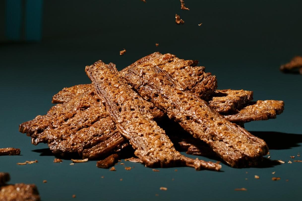 北海道発の冬限定スイーツ「スノー」まるで樹皮！”ザクザク食感”ラングドシャ入りチョコクッキーパイ