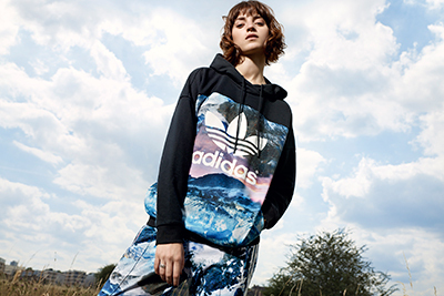 アディダス オリジナルスの「マウンテン クラッシュ」コレクション - 雄大な山を鮮やかにプリント