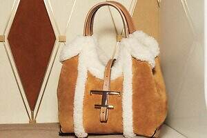 トッズの25年クリスマスバッグ、“もこもこ”シアリングの「T タイムレス」＆ファートート