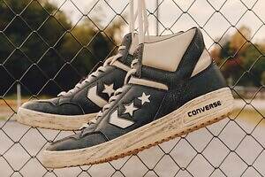 コンバース×ダイリクのスニーカー、ひび割れレザーアッパーにヴィンテージ風ソールの「ウエポン」