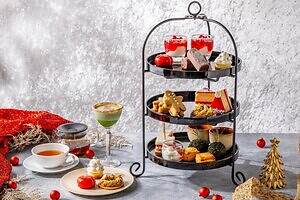 プルマン東京田町25年「クリスマスアフタヌーンティー」ツリー型チーズケーキ&”サンタ帽子”のオペラ