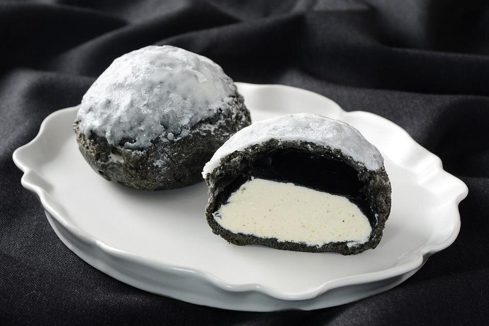 ローソンの真っ黒スイーツ、バニラクリームのクッキーシュー＆ほろ苦チョコソース入りもっちりロール