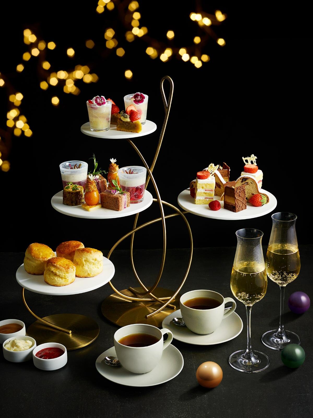 JWマリオット・ホテル東京のクリスマスアフタヌーンティー、“ピスタチオ×苺”タルトやシュトーレンなど