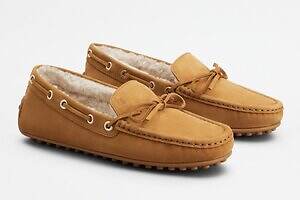 トッズの25年クリスマスシューズ、“もこもこムートン”のモカシン＆レオパード調ファーのローファー