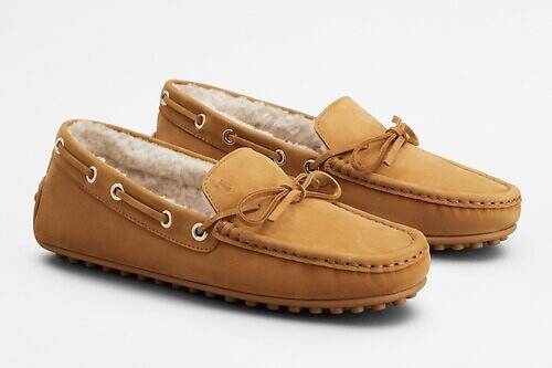 トッズの25年クリスマスシューズ、“もこもこムートン”のモカシン＆レオパード調ファーのローファー