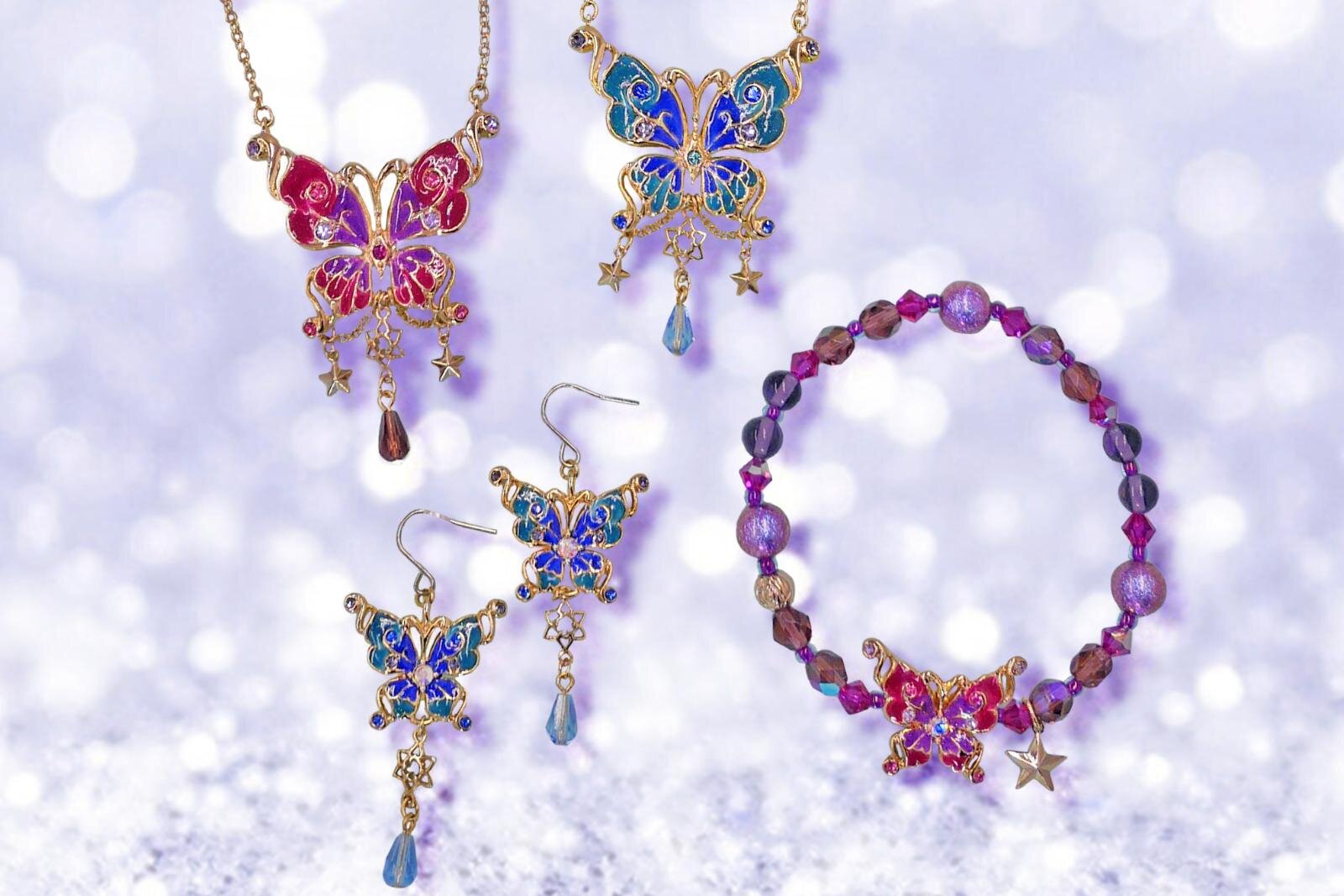 アナ スイの蝶ジュエリー、“ピンクorブルー”煌めくラメ入りピアス＆ビーズブレスレット