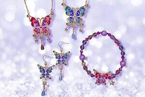 アナ スイの蝶ジュエリー、“ピンクorブルー”煌めくラメ入りピアス＆ビーズブレスレット