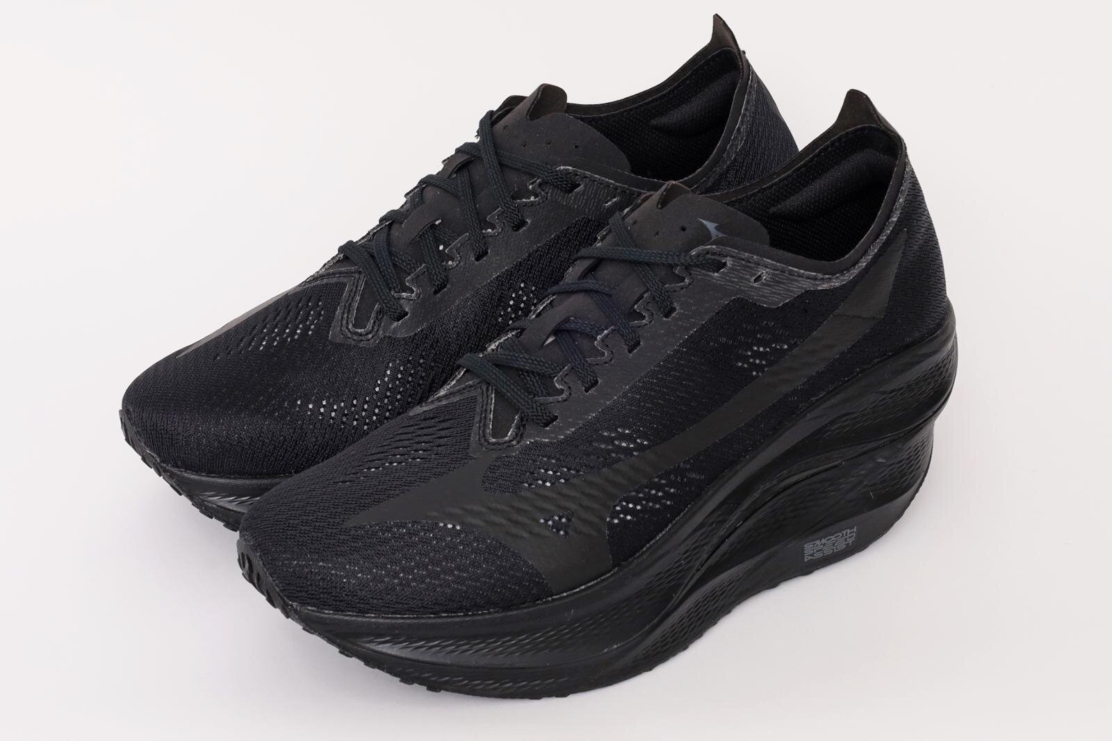 コム デ ギャルソン×ミズノのスニーカー、オールブラックorホワイトの高機能ランニングシューズ