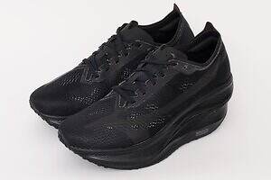 コム デ ギャルソン×ミズノのスニーカー、オールブラックorホワイトの高機能ランニングシューズ