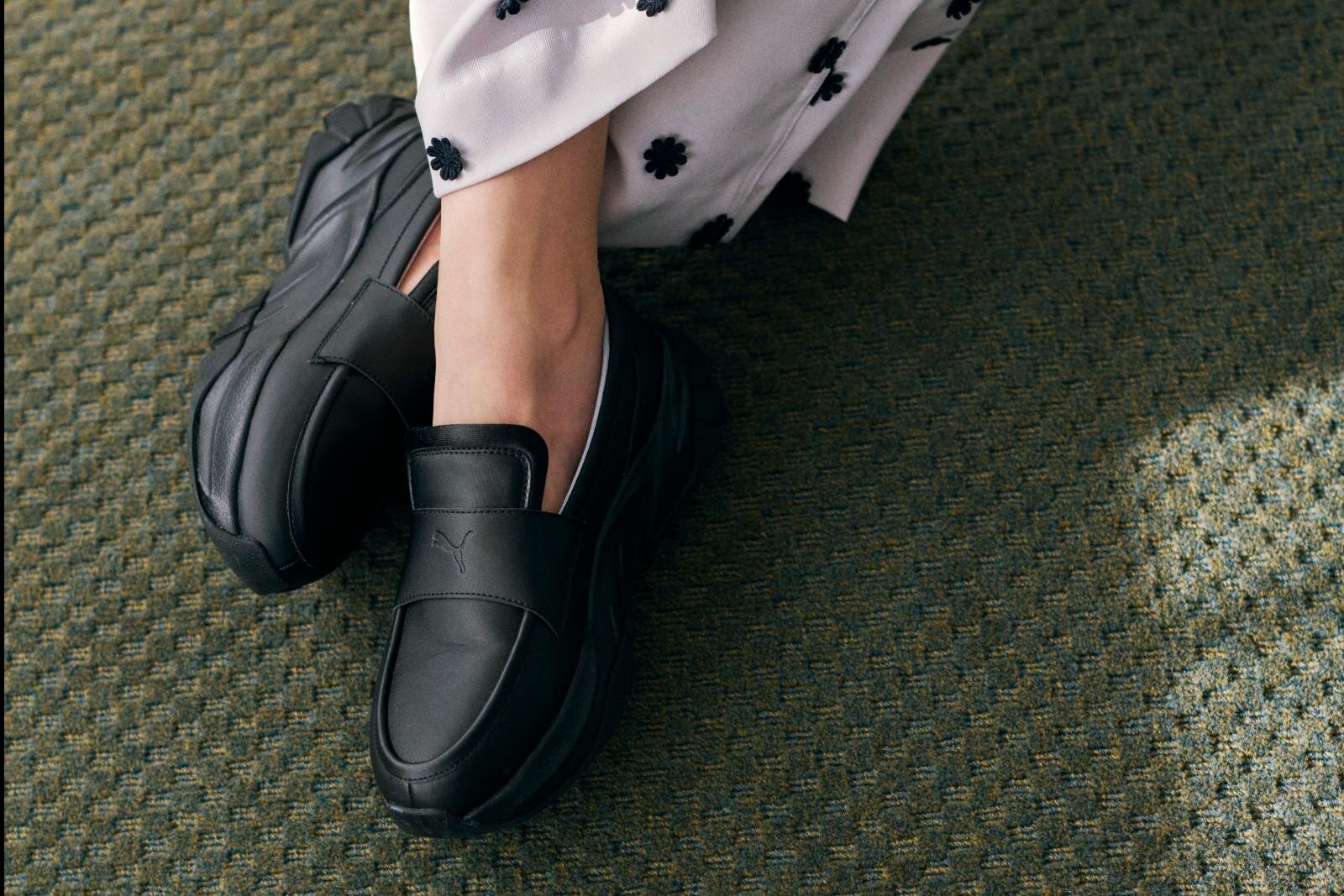 厚底｜エミ×プーマの厚底ローファー、ペールブルーのライニングや“シルバー煌めく”キャットロゴ