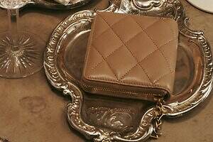 サンローラン新ウォレット「カサンドラビジュー」ロゴチャーム付きのキルティングレザー財布