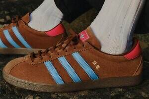 アディダス オリジナルス“京都”着想スニーカー、ジャズバー風ブラウン×ブルーなどビリーズ限定で