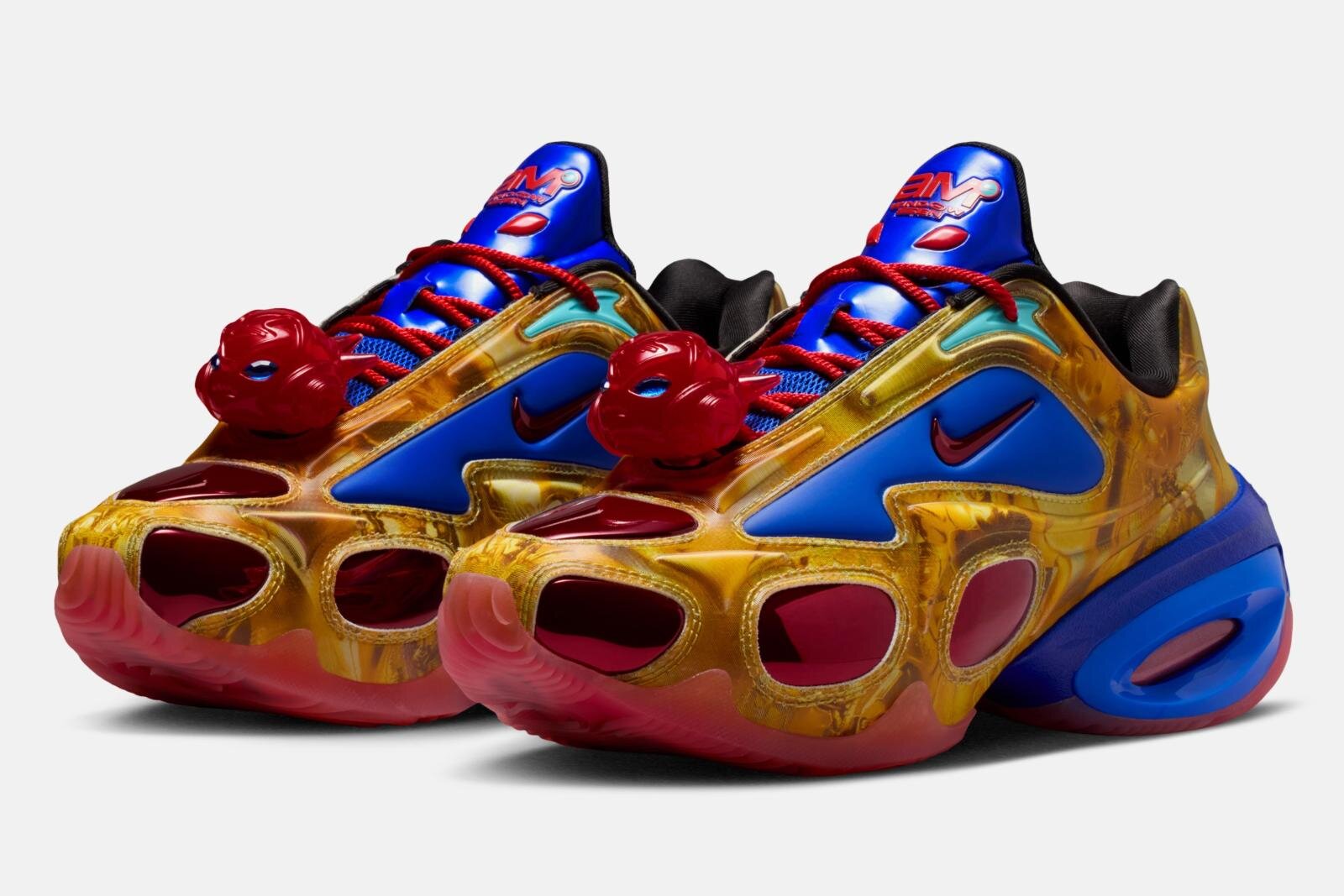 ナイキ×ウィンドーセン「エア マックス ミューズ」”エイリアン”のチャーム付きスニーカー