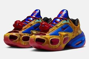 ナイキ×ウィンドーセン「エア マックス ミューズ」”エイリアン”のチャーム付きスニーカー