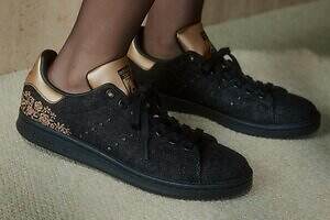 アディダス“フラワー刺繍”の「スタンスミス」スニーカー、デニム×メタリックの異素材で