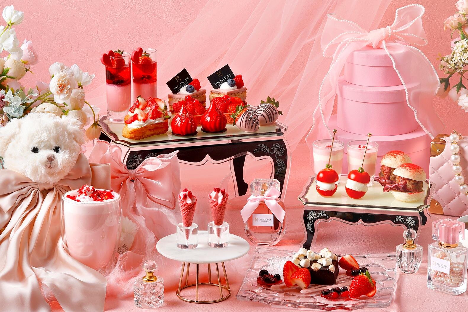アフタヌーンティー｜ザ ストリングス 表参道“ピンクリボン”苺アフタヌーンティー、ベリー尽くしタルトやルビーチョコムース