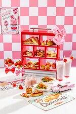 ヒルトン東京「パンが主役」のアフタヌーンティー、苺マーブルデニッシュやクロワッサンサンド｜写真1