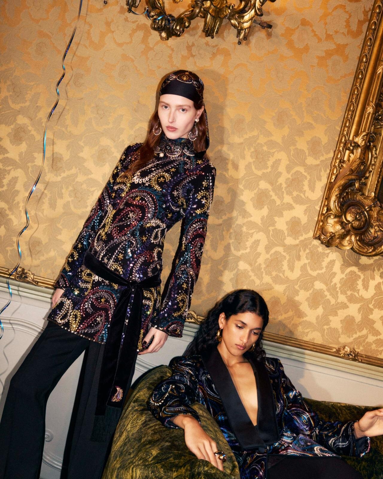 エトロの25年クリスマス、ビーズ＆フリンジ揺れるバッグやペイズリー柄ベルベットドレス｜写真17