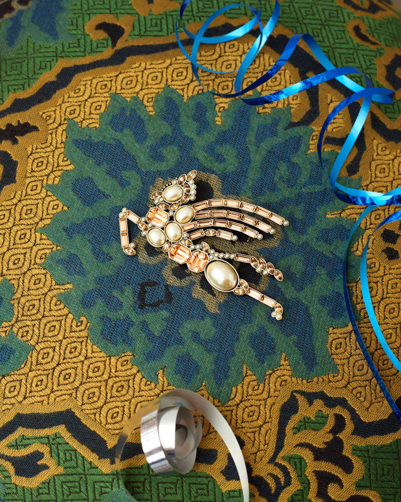 エトロの25年クリスマス、ビーズ＆フリンジ揺れるバッグやペイズリー柄ベルベットドレス｜写真16