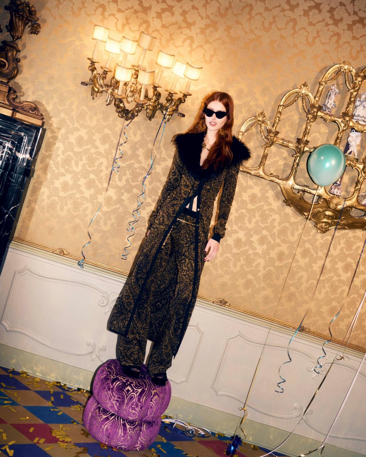 エトロの25年クリスマス、ビーズ＆フリンジ揺れるバッグやペイズリー柄ベルベットドレス｜写真22