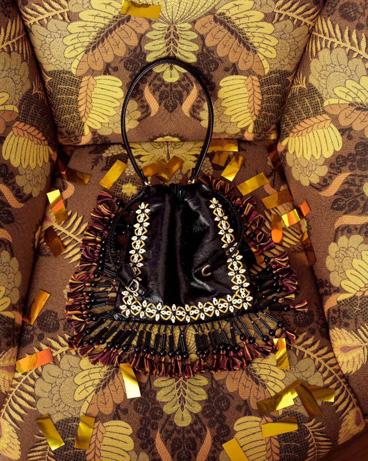 エトロの25年クリスマス、ビーズ＆フリンジ揺れるバッグやペイズリー柄ベルベットドレス｜写真24