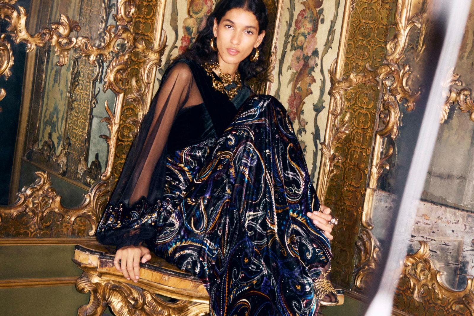 エトロの25年クリスマス、ビーズ＆フリンジ揺れるバッグやペイズリー柄ベルベットドレス