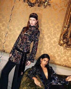 エトロの25年クリスマス、ビーズ＆フリンジ揺れるバッグやペイズリー柄ベルベットドレス｜写真17