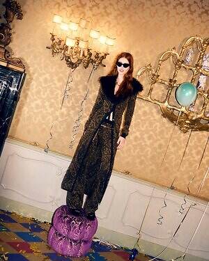 エトロの25年クリスマス、ビーズ＆フリンジ揺れるバッグやペイズリー柄ベルベットドレス｜写真22