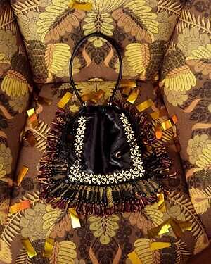 エトロの25年クリスマス、ビーズ＆フリンジ揺れるバッグやペイズリー柄ベルベットドレス｜写真24