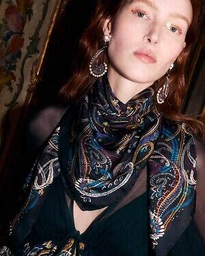 エトロの25年クリスマス、ビーズ＆フリンジ揺れるバッグやペイズリー柄ベルベットドレス｜写真23