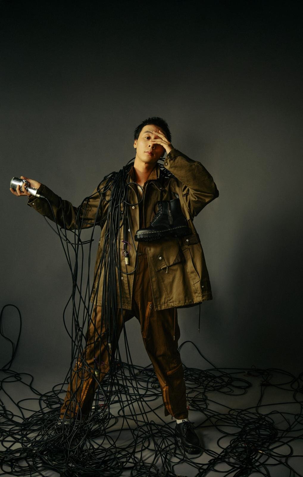 ドクターマーチン“グレーステッチ”8ホールブーツ＆3ホールシューズ、黒のアッパーとソールで｜写真8