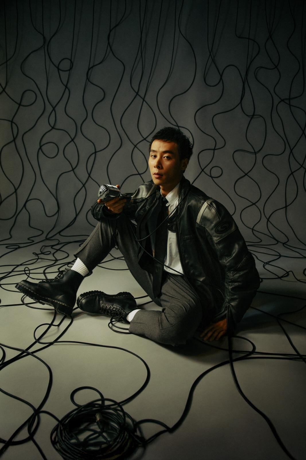 ドクターマーチン“グレーステッチ”8ホールブーツ＆3ホールシューズ、黒のアッパーとソールで｜写真7