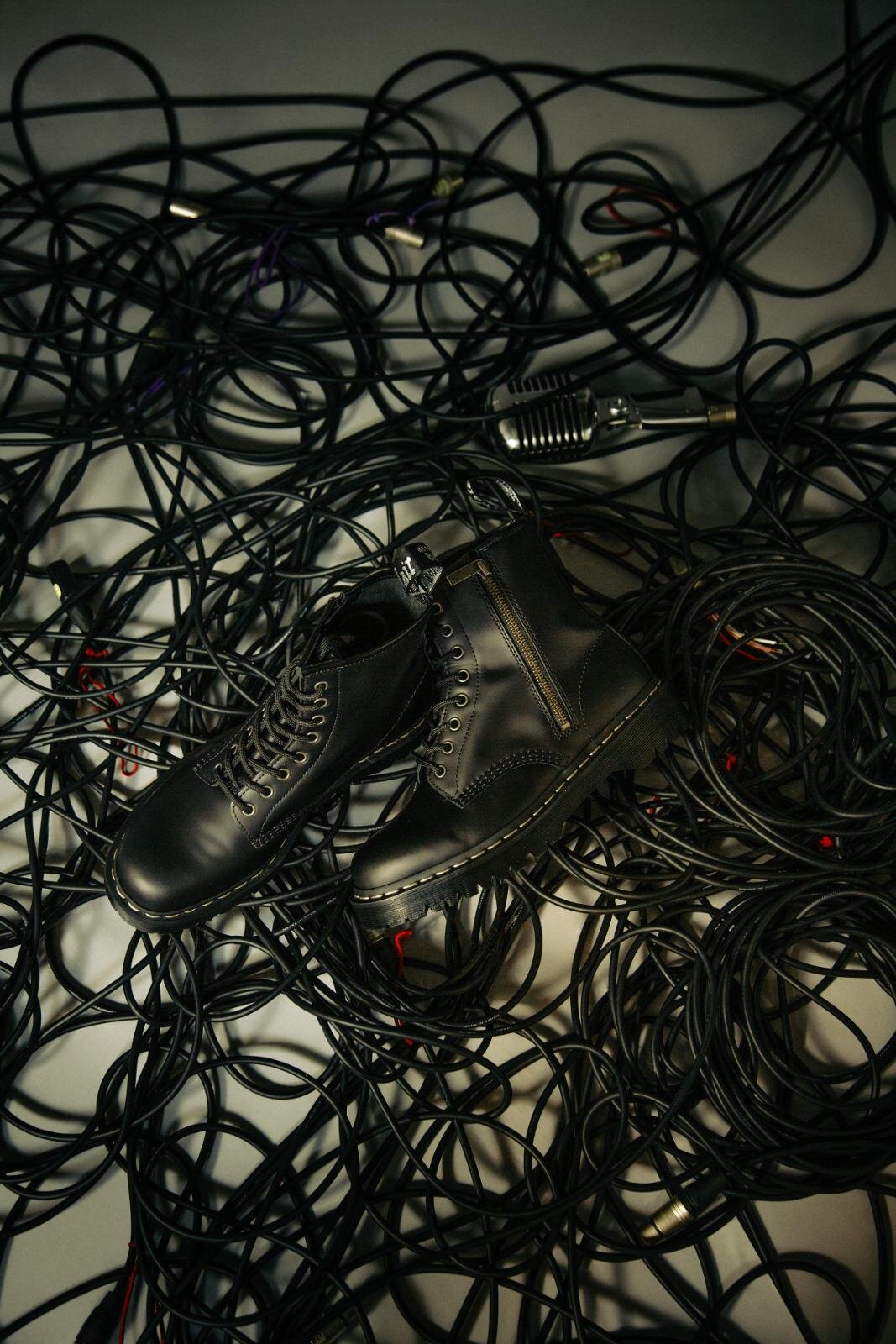 ドクターマーチン“グレーステッチ”8ホールブーツ＆3ホールシューズ、黒のアッパーとソールで｜写真6