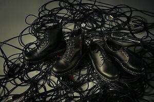 ドクターマーチン“グレーステッチ”8ホールブーツ&3ホールシューズ、黒のアッパーとソールで|写真5