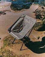 ボット×ヘリノックスのアウトドアチェア、オリジナルカモ柄にリフレクターロゴ入り｜写真5