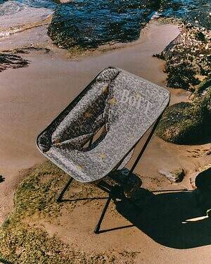 ボット×ヘリノックスのアウトドアチェア、オリジナルカモ柄にリフレクターロゴ入り｜写真5