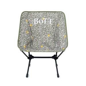 ボット×ヘリノックスのアウトドアチェア、オリジナルカモ柄にリフレクターロゴ入り｜写真1