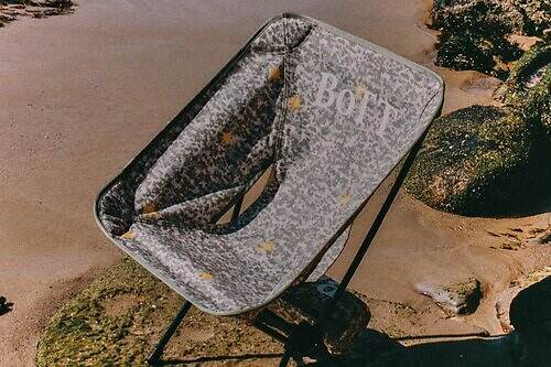 ボット×ヘリノックスのアウトドアチェア、オリジナルカモ柄にリフレクターロゴ入り