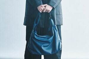 ディスコード ヨウジヤマモト“ネイビー”花の蕾レザーバッグ、シルバー×黒の口金ポケットバッグも