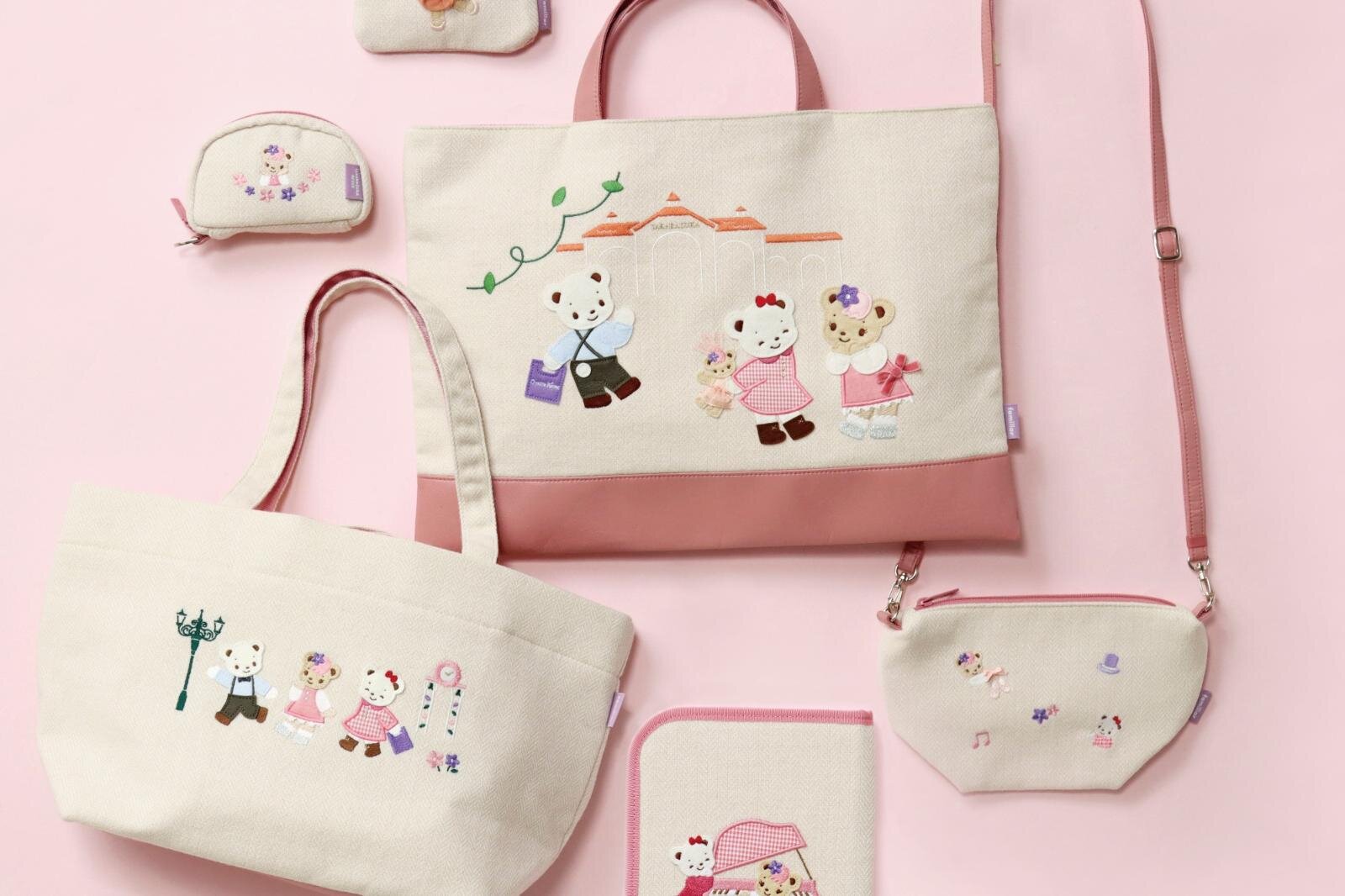 ファミリア×宝塚歌劇の限定グッズ、“タカラジェンヌに憧れるビオラちゃん”描いたバッグやミニ財布