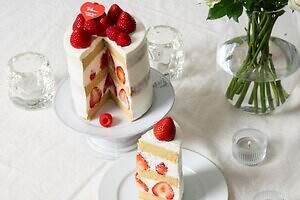 RHC カフェ“苺とラズベリー”の25年クリスマスケーキ、こだわり素材の生地×純生クリーム