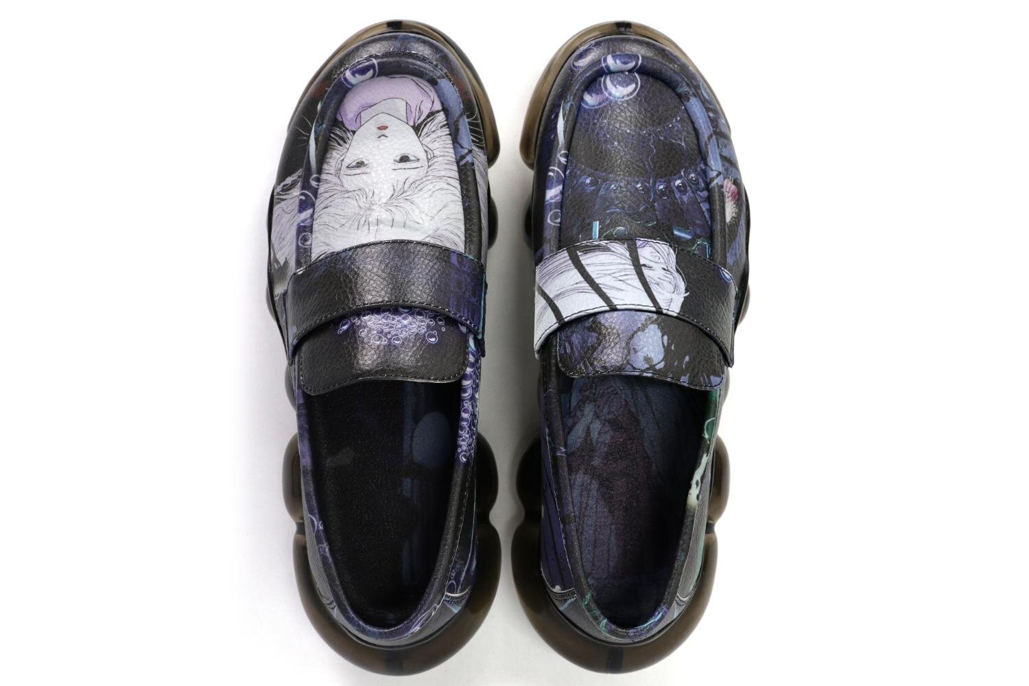 イラスト｜『天使のたまご』×ミキオサカベ、“少女”の原画入り厚底ローファーや作中シーンを配したTシャツなど