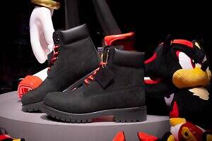 ティンバーランド×セガ「イエローブーツ」が真っ黒“シャドウ”仕様に、赤シューレースやイラスト刻印タグ付