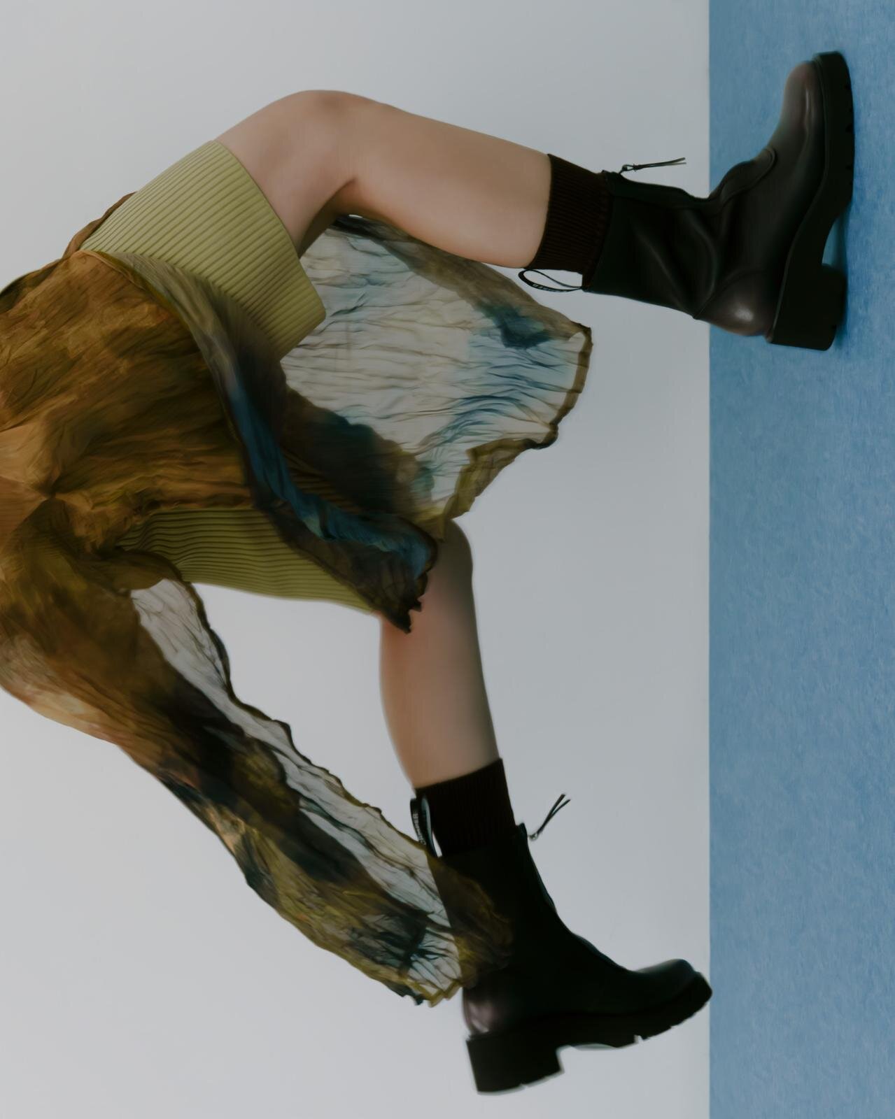 カンペールのブーツ、白昼夢のような不規則プリント＆“建築様式”着想の彫刻的ソール｜写真17