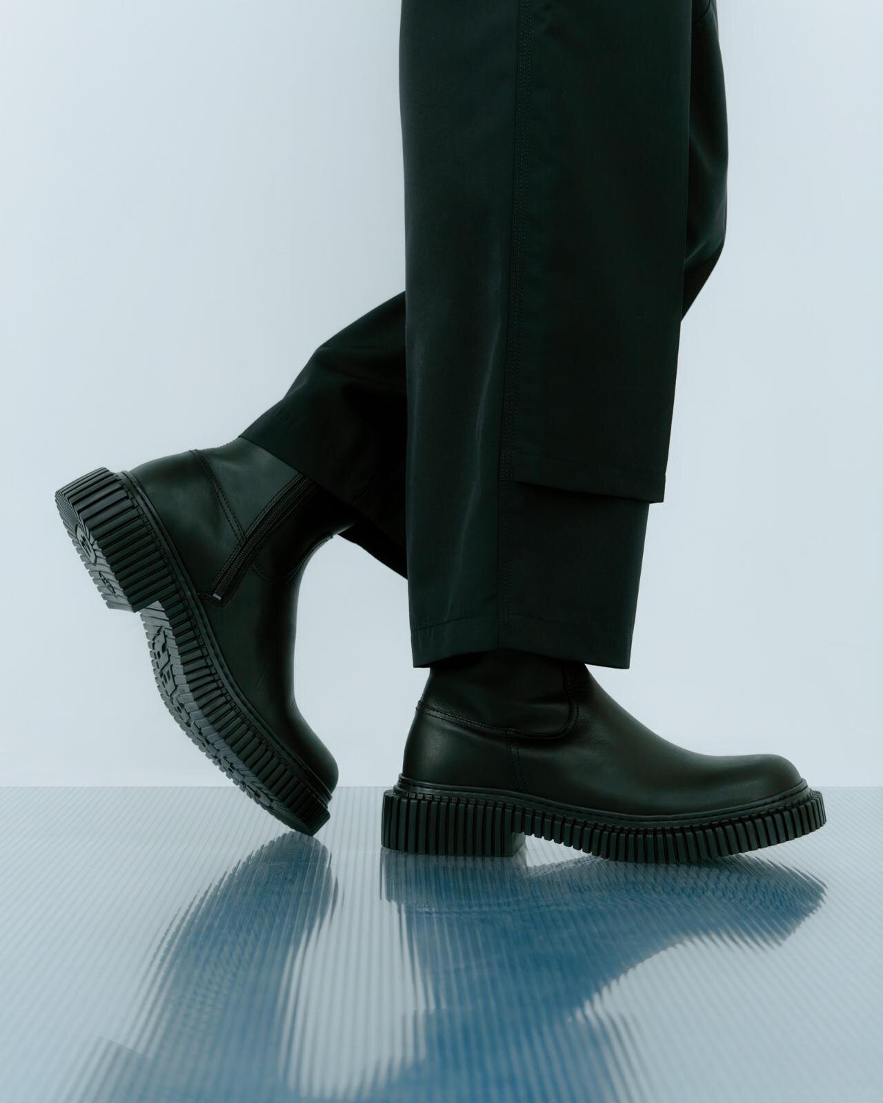 カンペールのブーツ、白昼夢のような不規則プリント＆“建築様式”着想の彫刻的ソール｜写真15